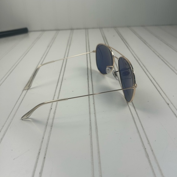 Rainbow Gradient Aviator Sunglasses with Gold Metal Frame
Unisex Fashion Shades - Picture 3 of 9